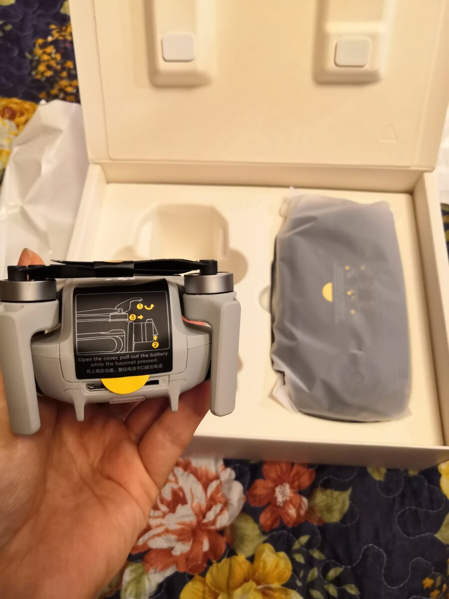 Отсек с аккумулятором закрыт информационной наклейкой. Фото автора.