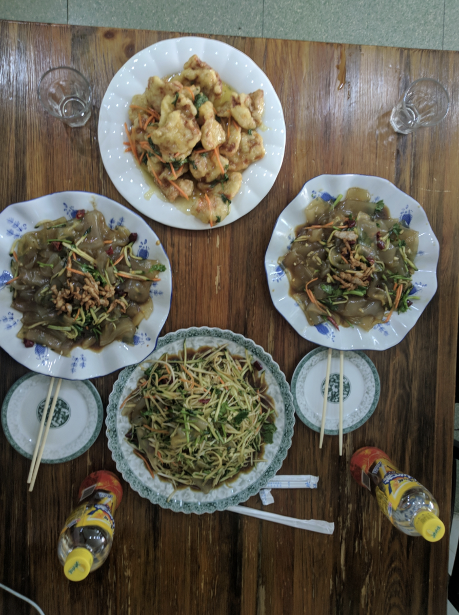 Острая курица с морковью и салат из огурцов