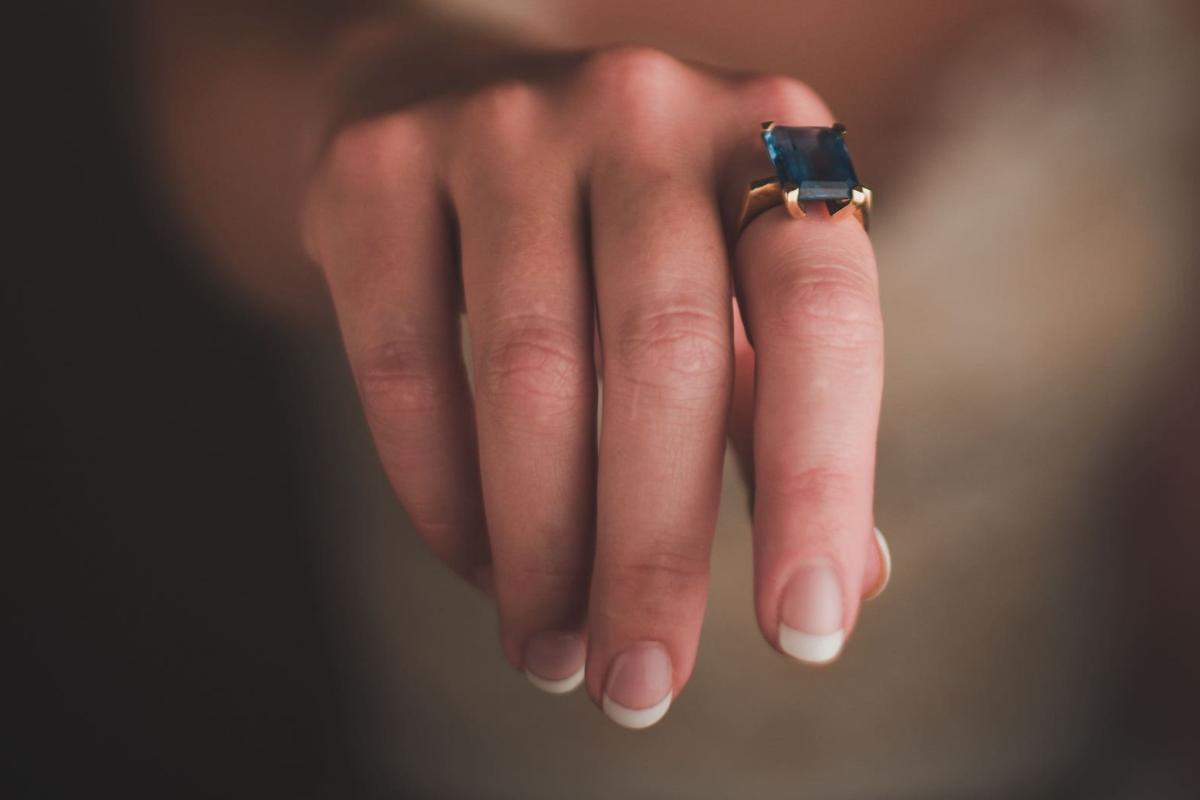 Носить кольцо на указательном пальце женщине. Кольцо на указательном пальце. Перстень на указательном пальце. Кольцо с камнем на указательном. Обручальное кольцо на указательном пальце.