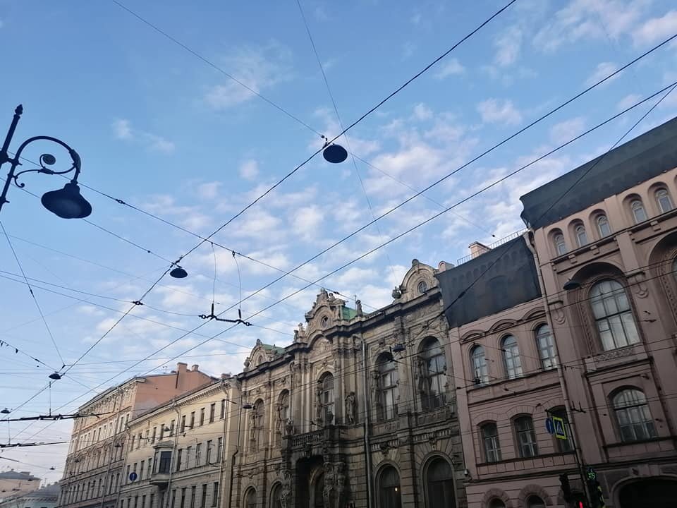 Смотрели на яркое голубое небо