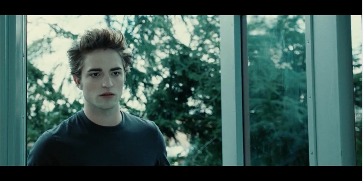 Эдвард Каллен входит в зал