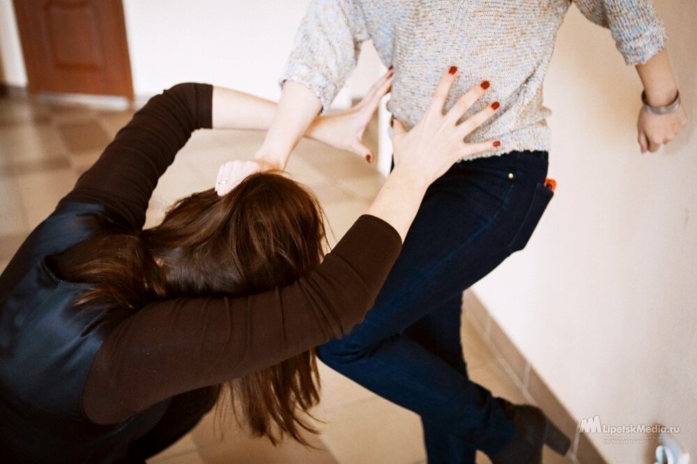 Они начали толкать Карину, всячески обзывать... 