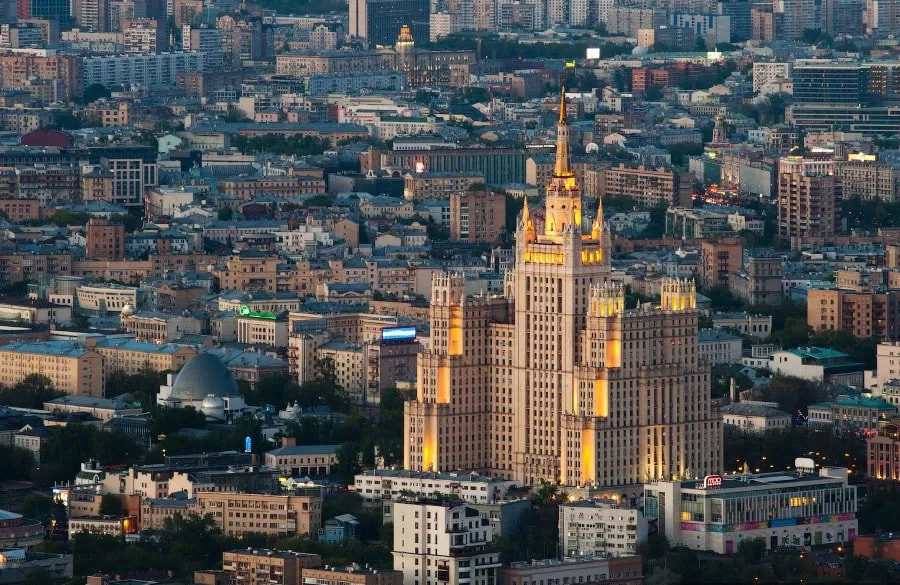 Сталинки в центре москвы. Сталинская высотка на Баррикадной. Сталинская высотка на Кудринской площади. Высотное здание на Кудринской площади, Москва. Сталинские высотки жилое здание на Кудринской площади.