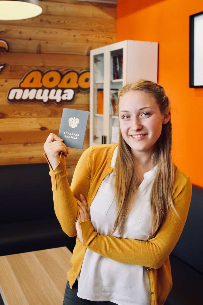 Знакомьтесь, Юля! Она собеседует сотрудников в офис.