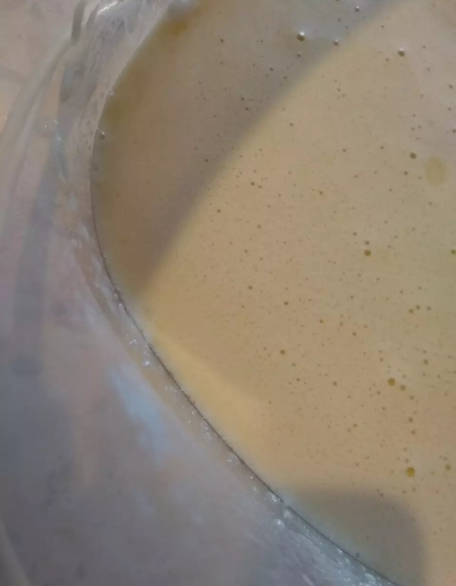 Желтки взбить с сахарной пудрой,добавить ванилин.