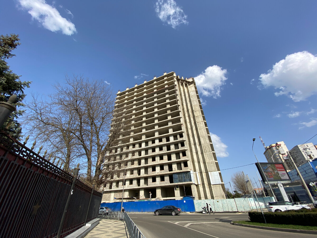 Обычный долгострой Краснодара, в который люди до сих пор вкладывают