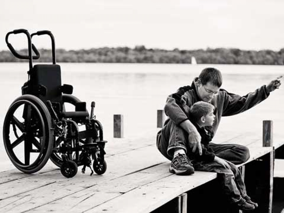 Трогательное событие. Дети инвалиды. Дети инвалиды колясочники. Отец ребенка инвалида. Счастливые инвалиды.