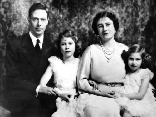 Фото с сайта : www.pinme.ru. Елизавета 2 с семьей в молодости