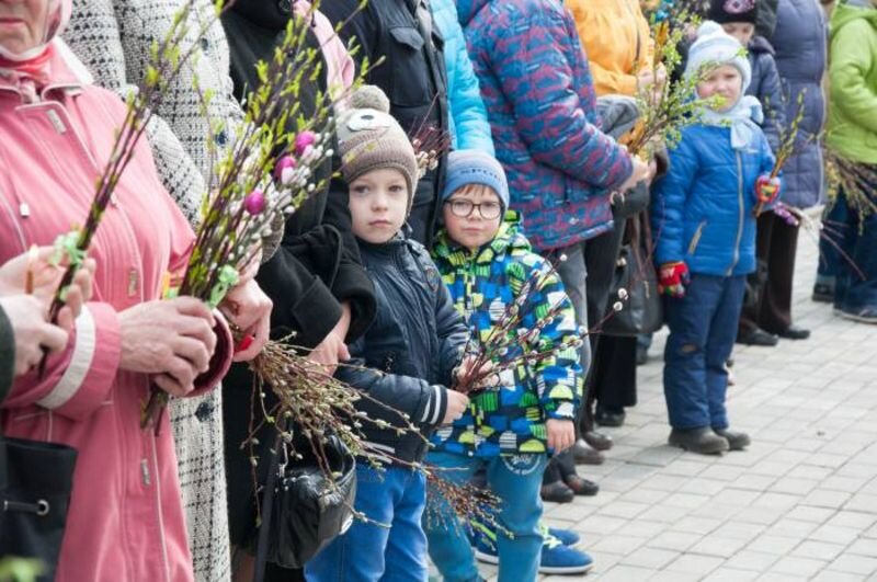 Что нельзя сделать в вербное воскресенье. Вербное воскресенье традиции. Вербное воскресенье Динская молодежь. За неделю до Пасхи в верное воскпе. Фото Стариков села Вербное.