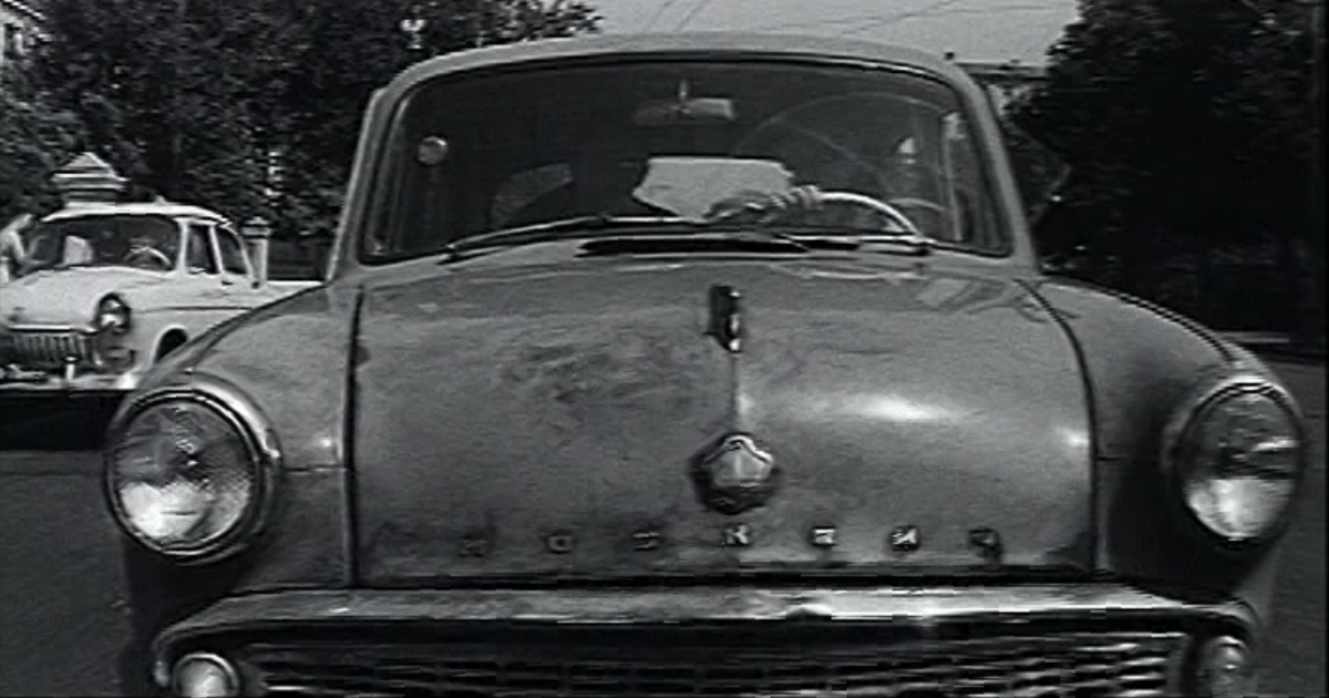 Вот такой старикан - капот не закрывается толком, Да и багажник тоже. С тормозов под уклон срывается - и делает таксисту четверть плана, покуда тот машину благополучно не догоняет. Одно слово - комедия.