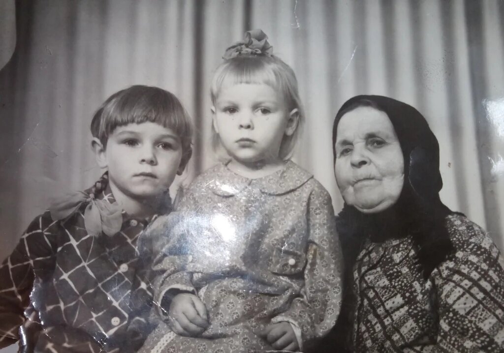 Я хочу дать вам всем совет, кто ещё не сделал это - успейте расспросить своих родных, пока они живы, пока они могут что-то рассказать о своих родных, именах бабушек, дедушках, каких-то семейных событиях. 