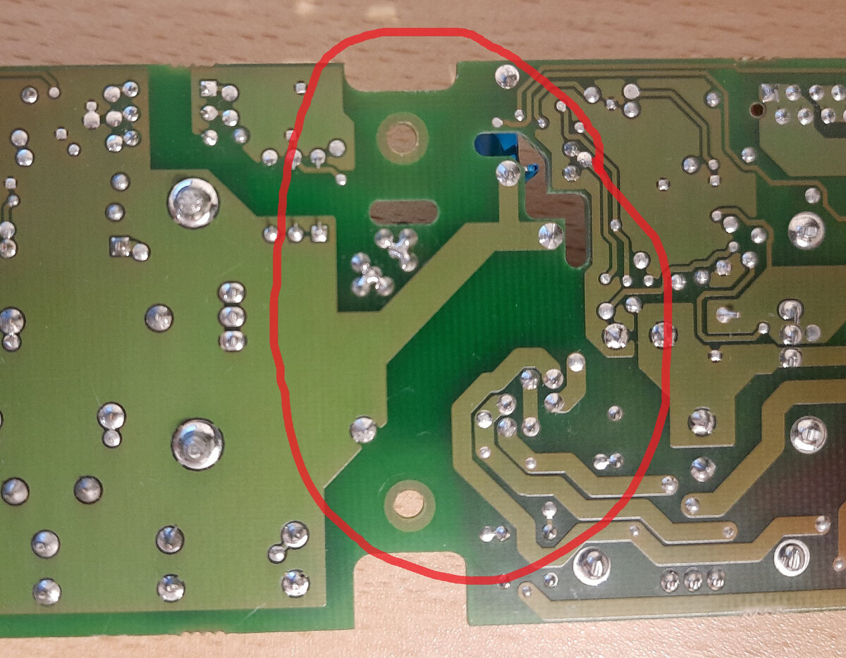 Пример изолирующего барьера в составе блока питания. Видна как область платы разделяющая поля сплошной металлизации. Как правило, на печатных платах такие поля отводятся под роль местного общего провода и называются "заливкой".