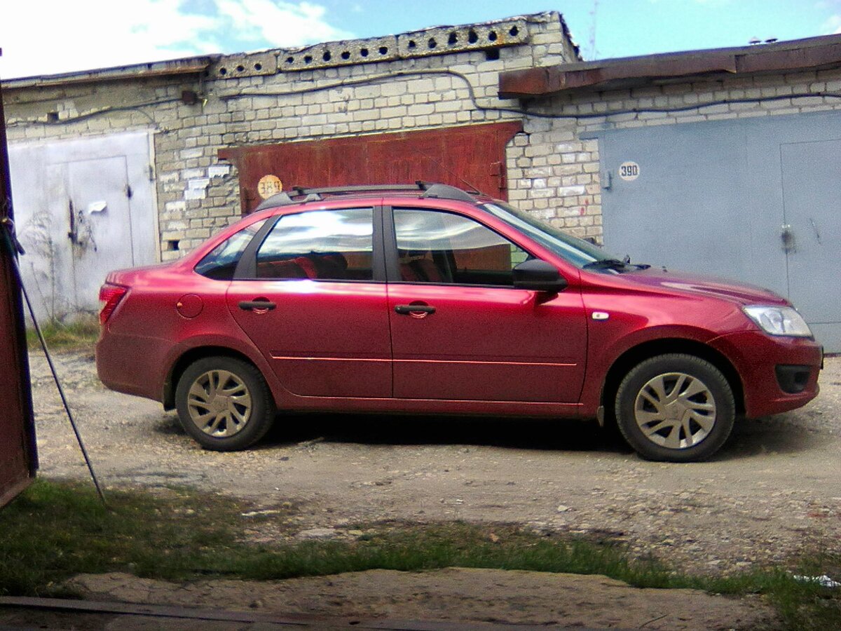 Лада Гранта - три года эксплуатации и 15 тысяч км. пробега. Люблю красный цвет.