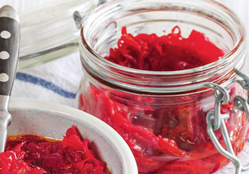 Борщ давно стал блюдом мира. Где его только не подают: в европейских и восточных заведениях, в дорогих ресторанах и демократичных кафе. «Суп», по мнению знатоков, - слишком узкое определение для этого блюда, ему больше подойдет модноё словечко onepot - «весь обед в одной кастрюле».