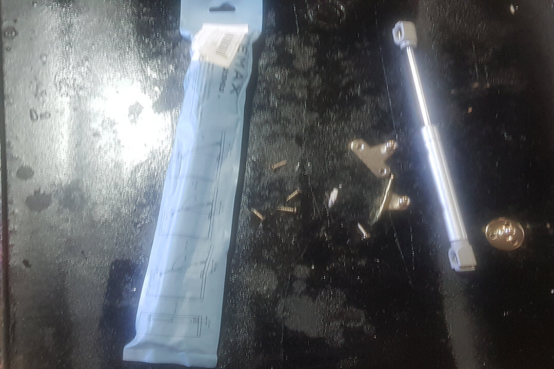 Купил 2 газовых упора за 212 рублей за пару.