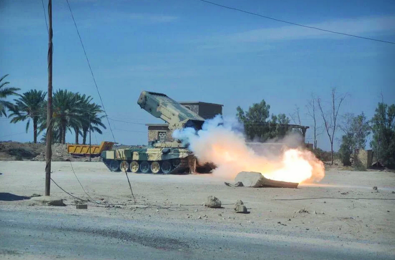 Тяжелая огнеметная система ТОС-1А ведет огонь по боевикам в районе города Джурф аль-Сахар, неподалёку от Багдада. Фото агентства ИНА