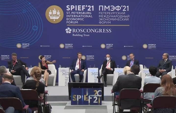 Гузель Улумбекова на ПМЭФ-2021. Источник: https://forumspb.com