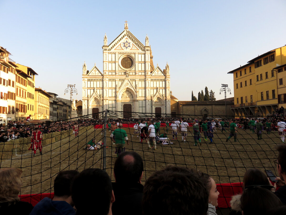 Площадь Санта Кроче, 17 февраля 2019 года. Историческая реконструкция матча 1530 года. В этот день всегда играют Белые - Санто Спирито и Зелёные - Сан Джованни (фото автора)