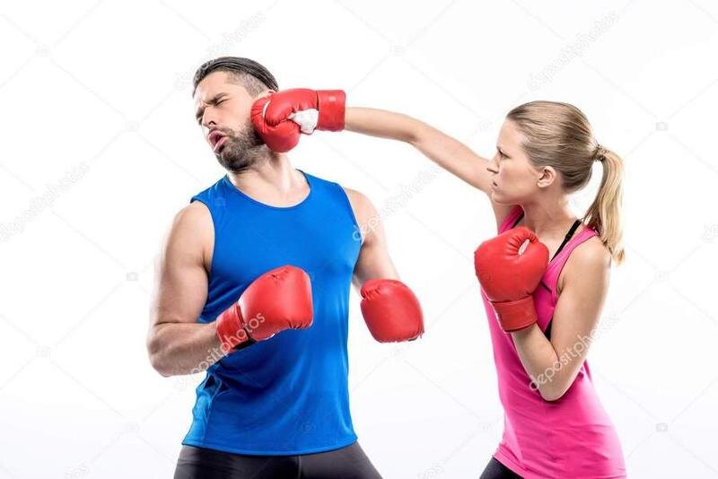 Парень против подруг. Мужчина и женщина в боксерских перчатках. Битва мужчины и женщины. Бокс девушка против парня. Бокс между мужчиной и женщиной.