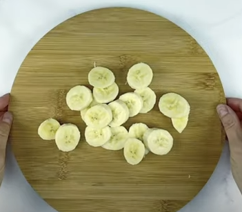 Нарезанный банак кружочками