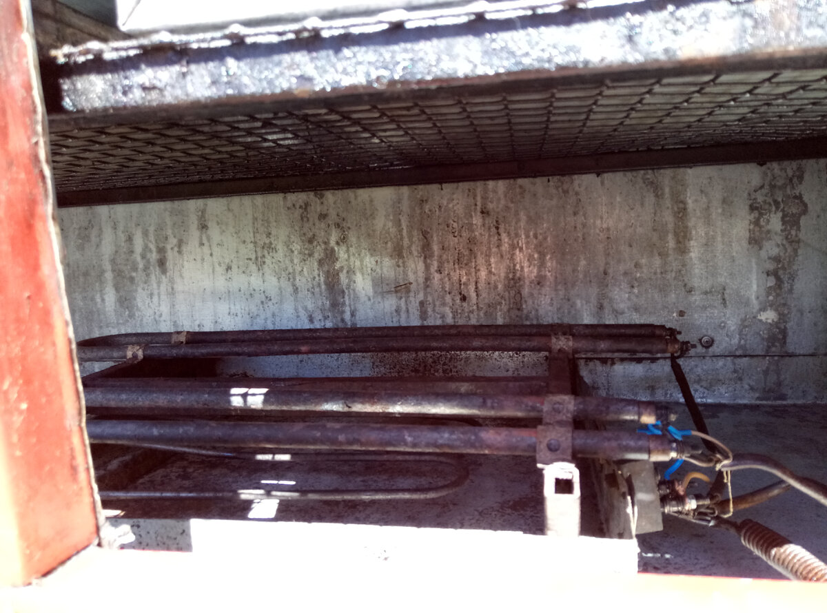 Нагревательные элементы.На фото установлено 3 шт. Достатоно 2х.