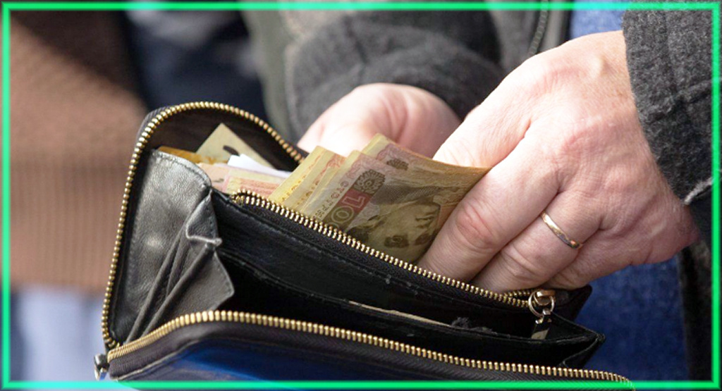 средняя пенсия по возрасту составляет 512.рублей., а минимальная-276 рублей