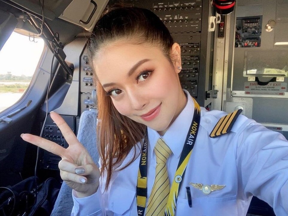 Пилотесса в кабине тайской авиакомпании. Возьмет тебя в мужья?