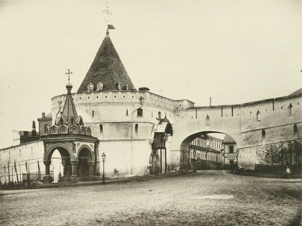 Всехсвятские, Варварские ворота Китай-города. Храм Варвары сохранился, улица сохранилась, а ворота - нет.