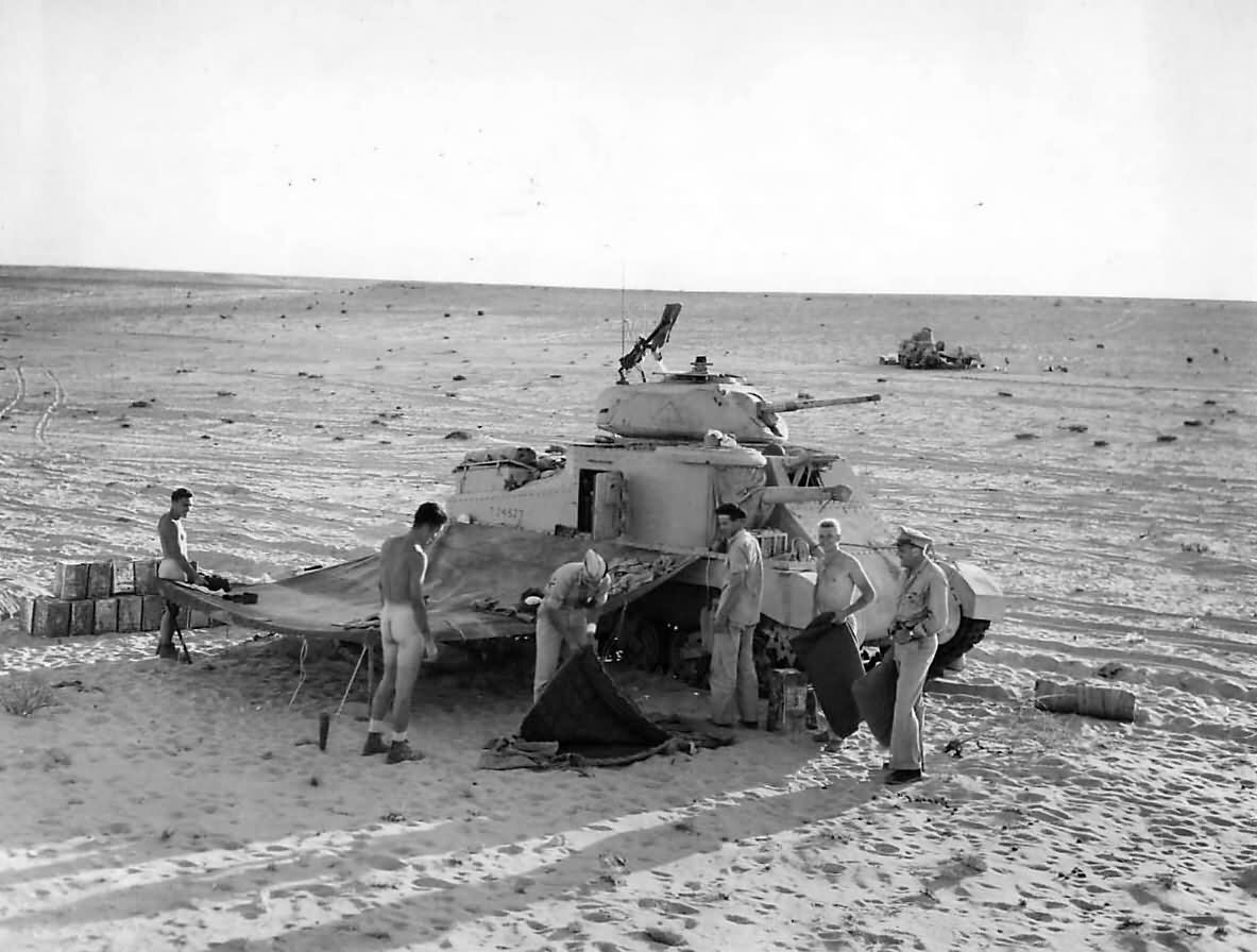 Экипаж танка М3 "Грант" готовится к ночлегу, 1942г.