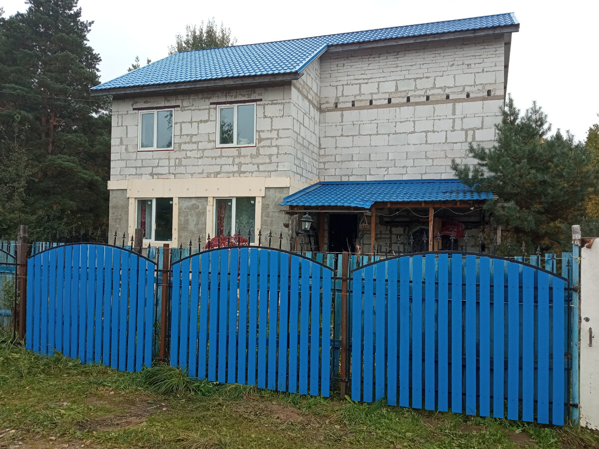 Пока сделаны три секции забора. Мы с женой считаем, что получилось красиво. (фото автора - листайте галерею дальше)