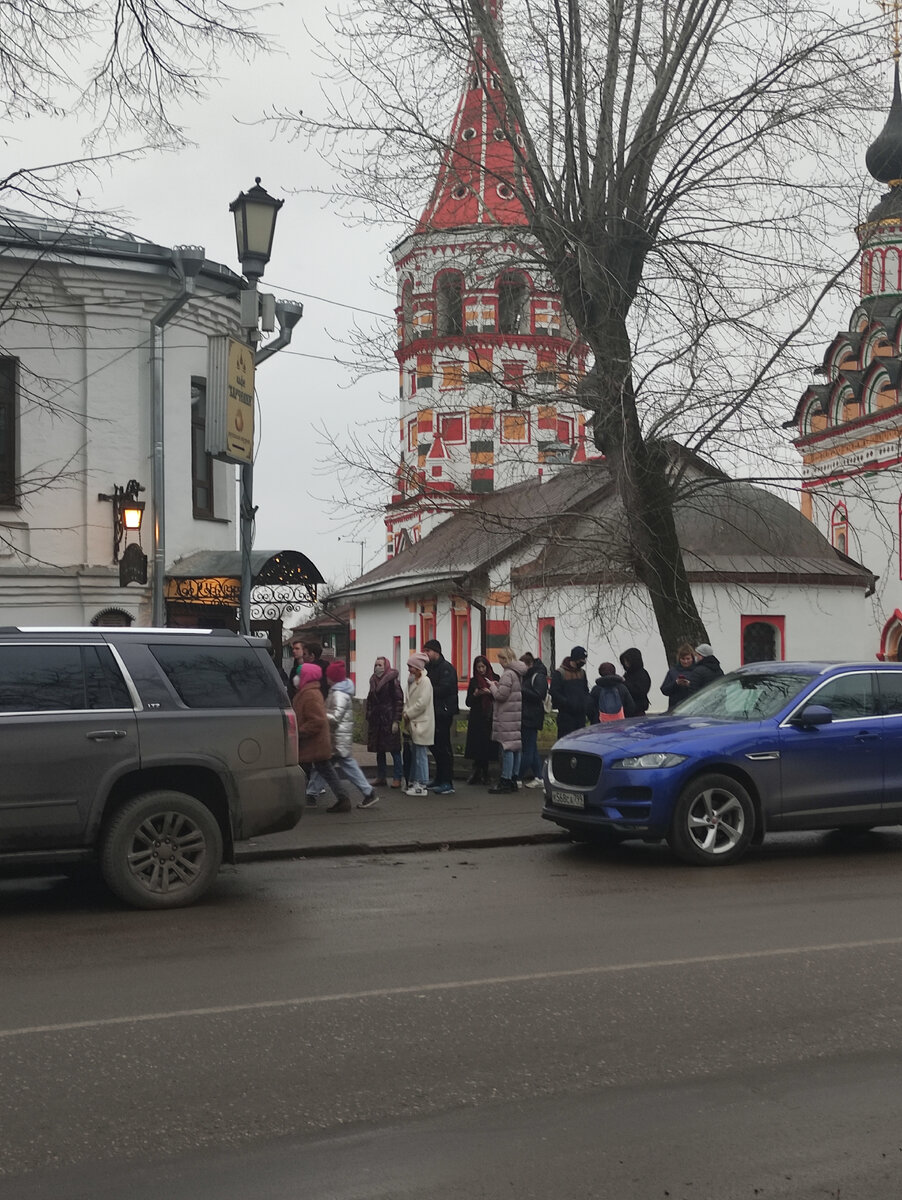Очередь в заведение общепита.