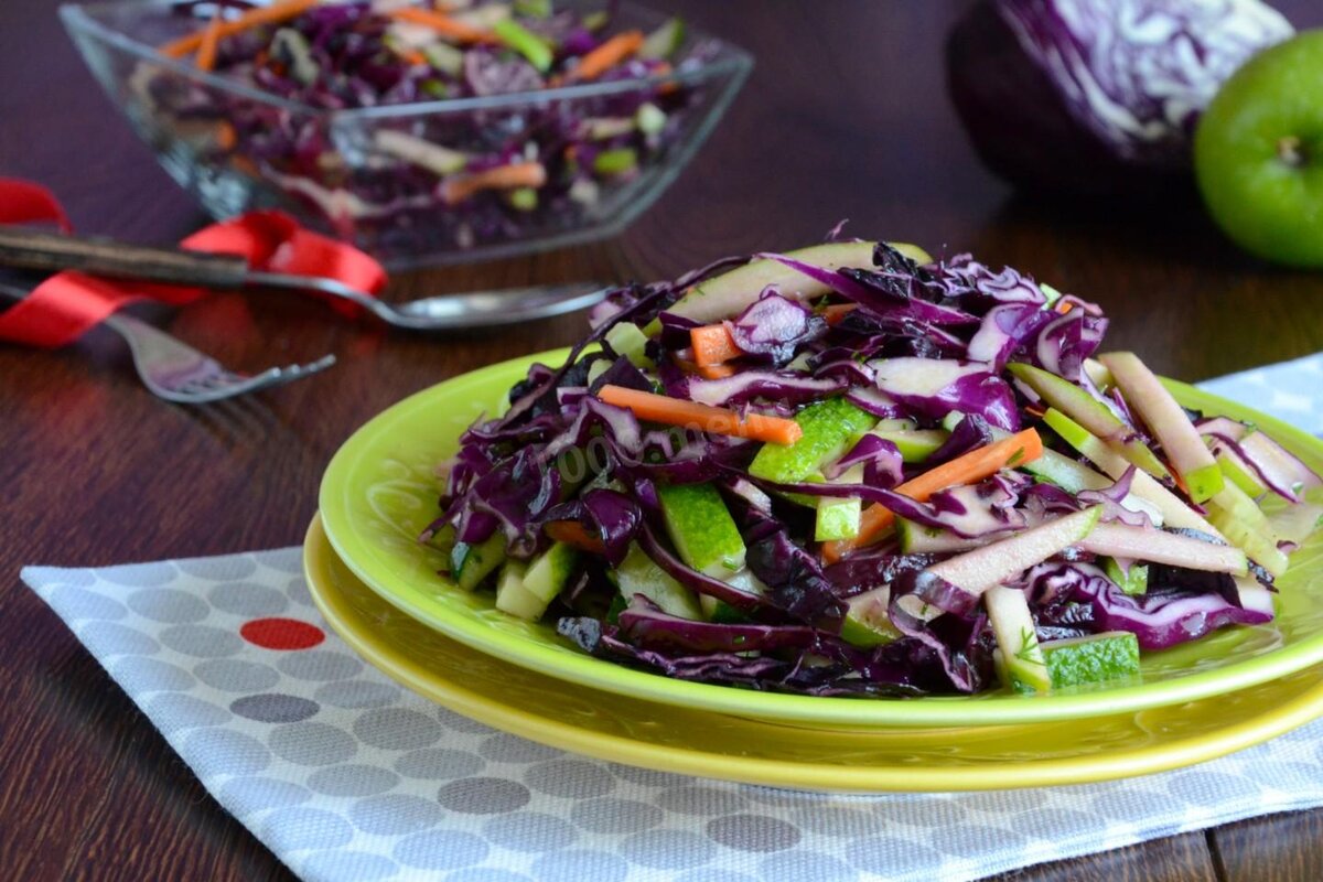 Салат из синей капусты с майонезом и кукурузой