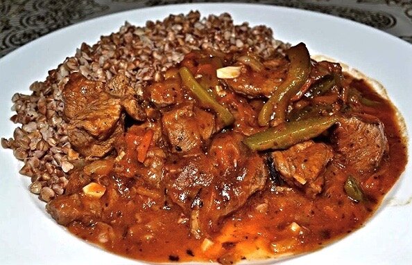 Азу по-татарски с солеными огурцами.