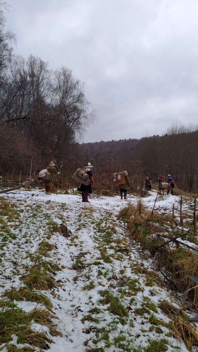 Учасники похода на марше. Легкий снег не сумел остудить пыл реконструкторов. Фото предоставлено Евгенией Лешиной