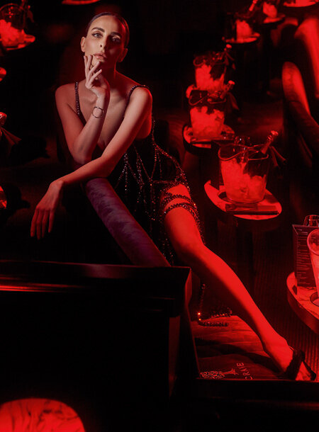 Платье, Agent Provocateur; платье из бусин, Maison Esve; браслет Thorn, Stephen Webster; туфли, Viva Vox