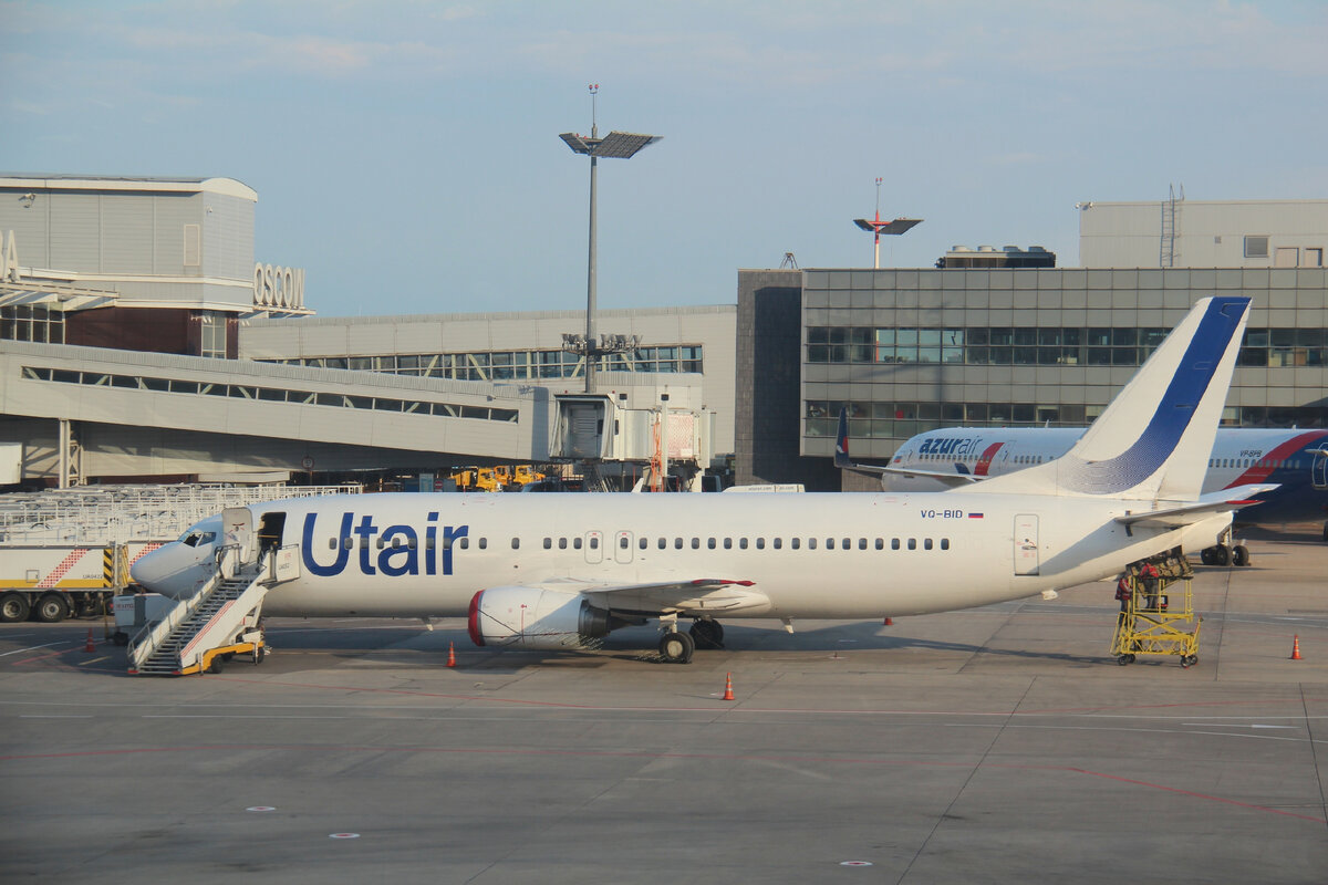 Самолет Boeing 737-400 авиакомпании Utair в аэропорту «Внуково»