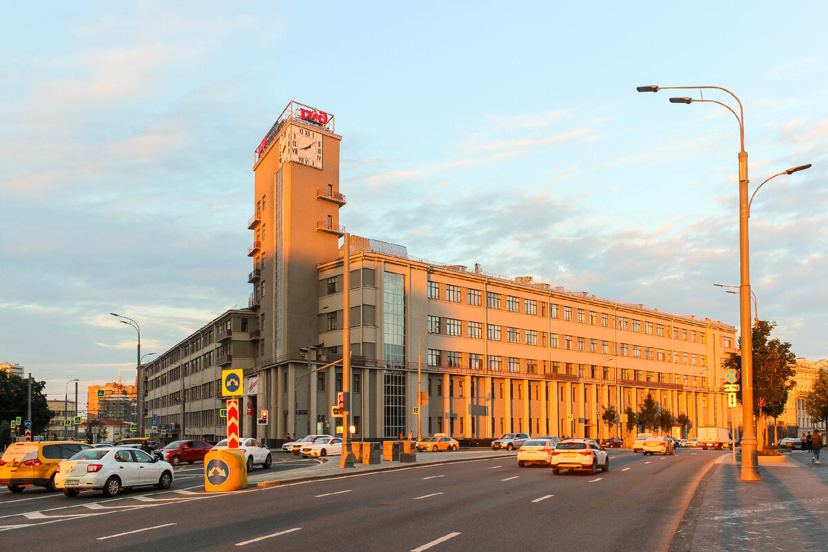 Новая басманная 5. Центр Москвы. Самые популярные здания в Москве. Самое дорогое здание в Москве. Здание в центре Москвы с вывеской Hyundai.
