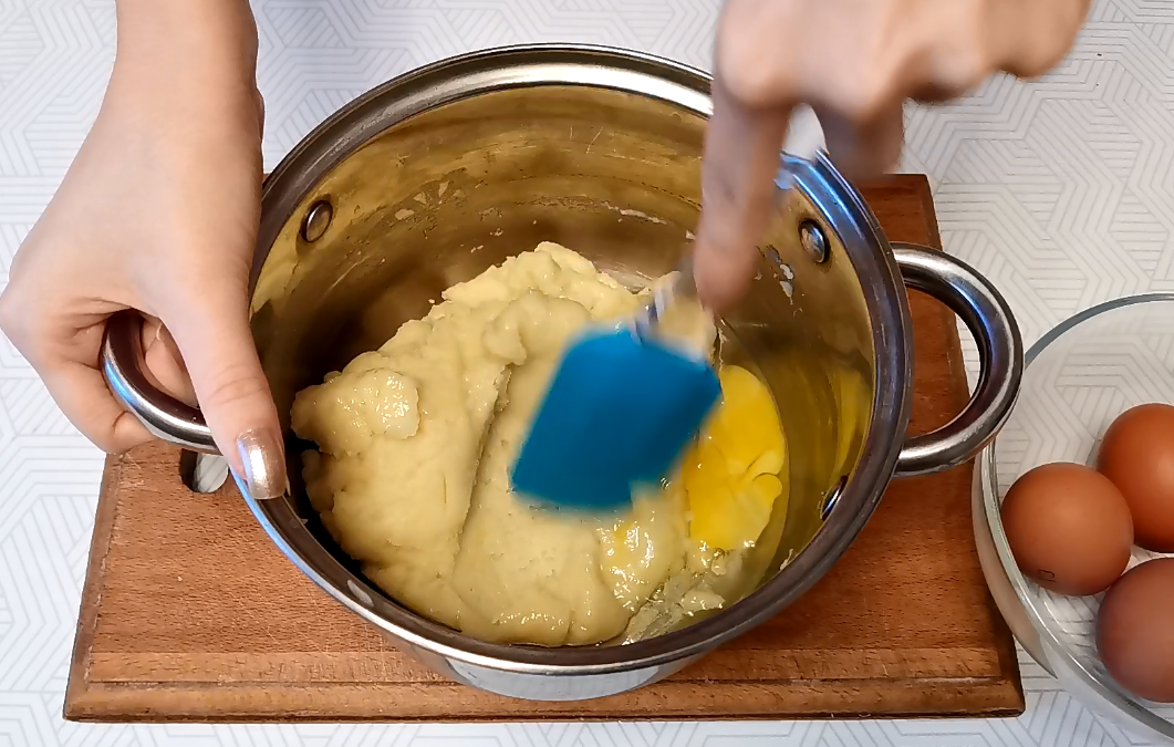 Заварное тесто без пустоты внутри. Тесто для эклеров нюансы. Крем для эклеров со сгущенкой и маслом. Идеальный заварной тест. Идеальный заварной тест.