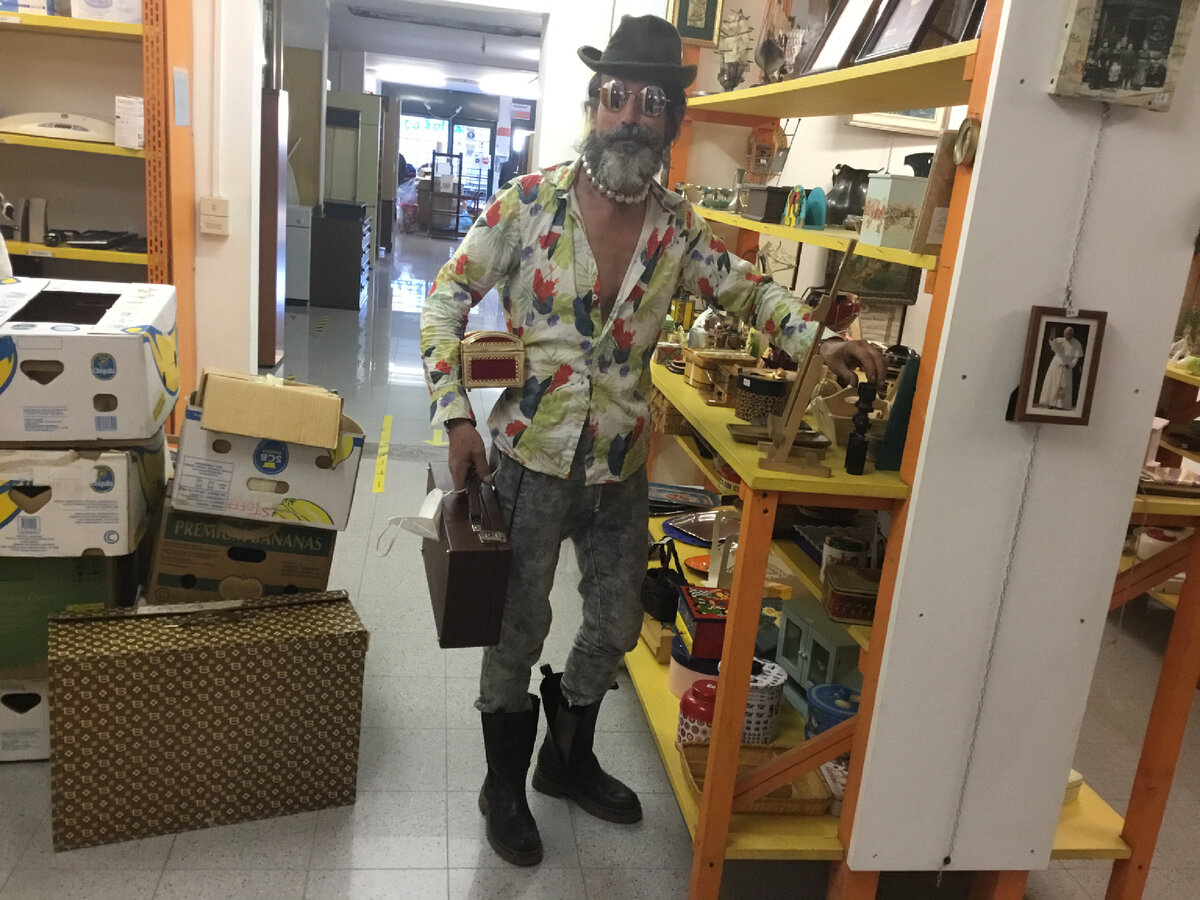 Что-то он без перьев в бороде сегодня… 