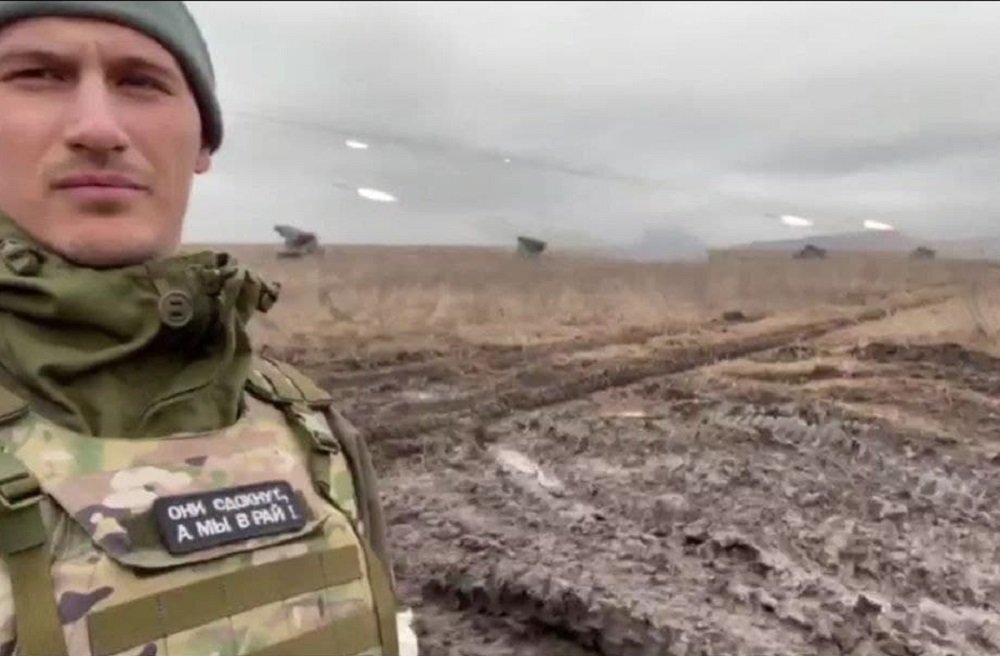 Российский военнослужащий, принимающий участие в операции на Украине. Кадр из видео