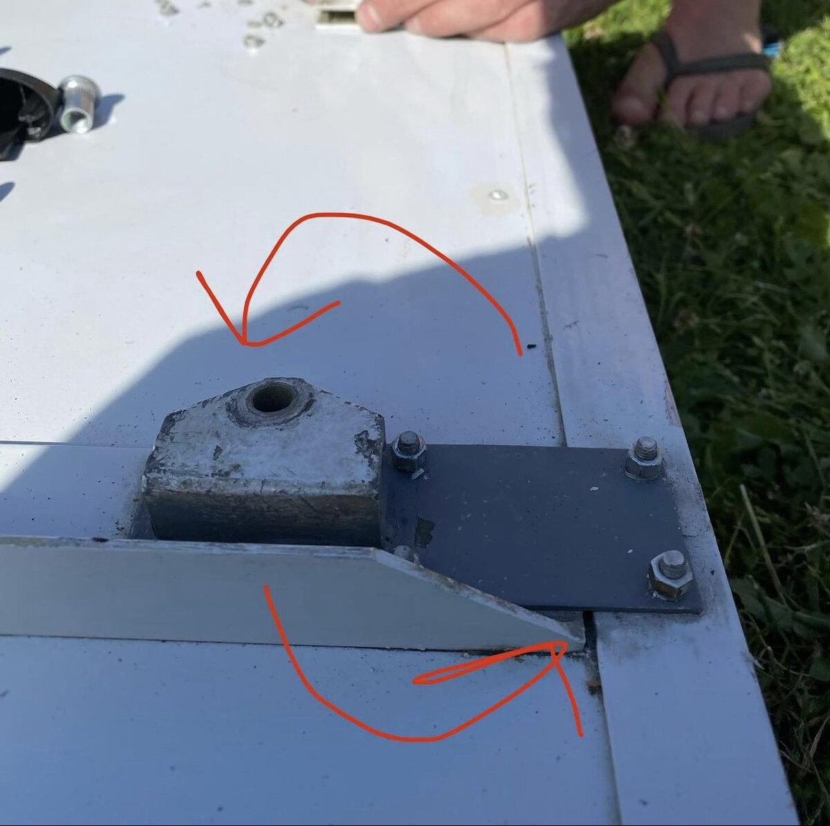 Развернули на 180 градусов крепления с одной стороны бокса.