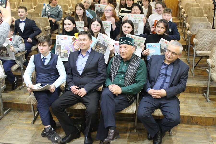 Алмаз Гимадиев и Алмаз Хамзин с читателями