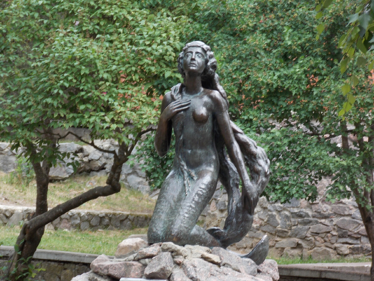 В этом красивом месте, в прямом смысле можно окунуться в сказку. Комплекс построен исключительно для детей, мы как взрослые, ожидали конечно большего)) 