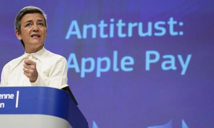 Комиссар Европейского союза по вопросам конкуренции Маргрете Вестагер выступает на пресс-конференции в Брюсселе 2 мая 2022 года. (Virginia Mayo/AP Photo)