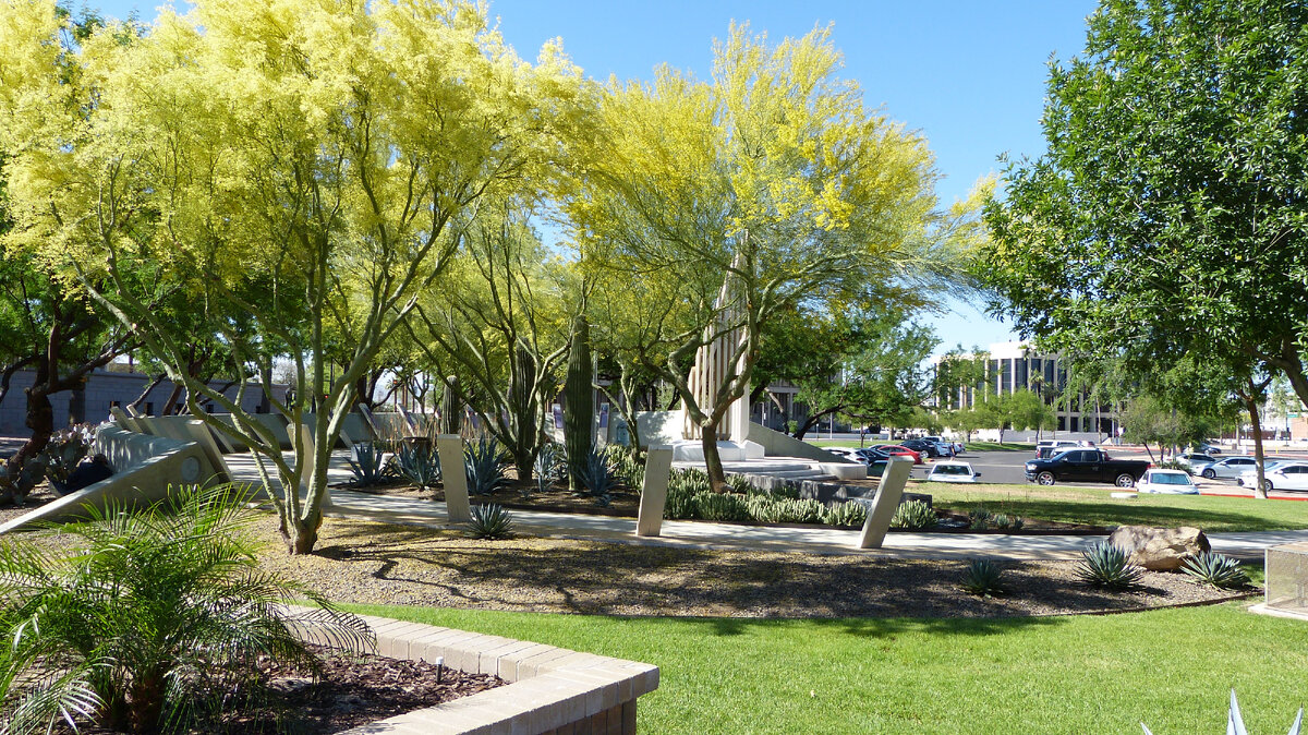 Мемориальный парк в городе Феникс. штат Аризона. Фото автора