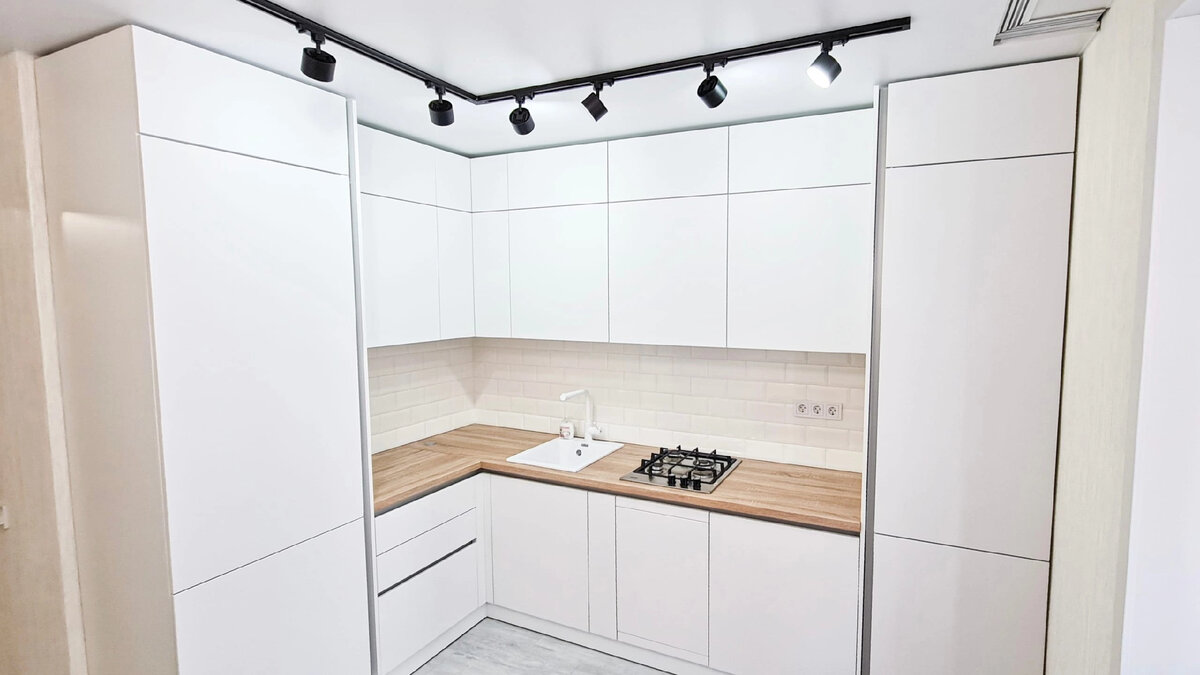 Светлая кухня из ЛДСП