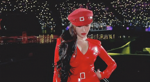Песня хвасы i love. Хваса в Красном. Хваса 2018. Hwasa в Красном костюме. Hwasa mama 2018