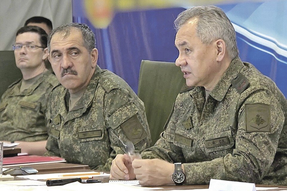     Министр обороны РФ Сергею Шойгу и заместитель министра обороны РФ Юнус-Бек Евкуров (справа налево) во время доклада о текущей обстановке и ходе выполнения поставленных боевых задач в зоне ответственности.