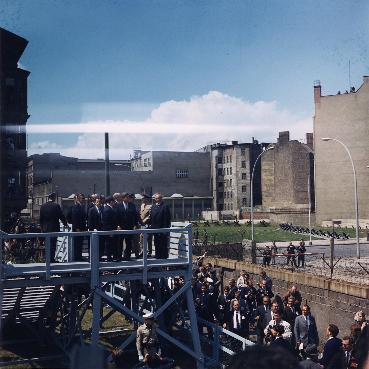 Джон Ф. Кеннеди на КПП «Чекпойнт Чарли», 1963. Источник: wikipedia.org