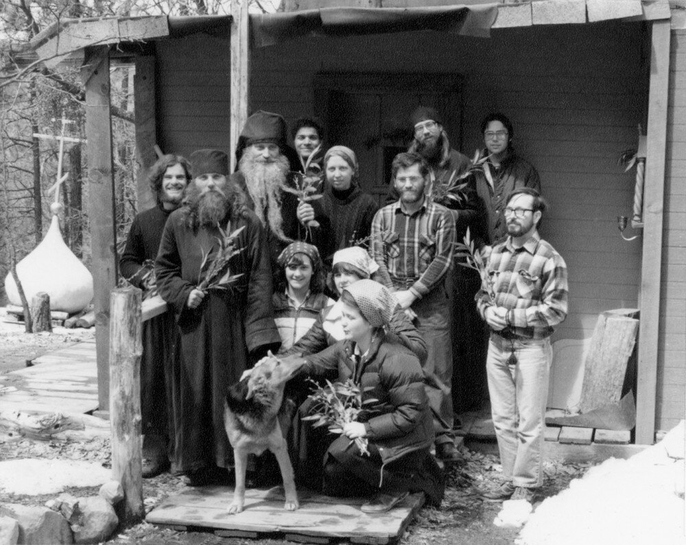 Иеромонах Серафим (Роуз) с братией и паломниками в Вербное воскресенье. 1982 год
